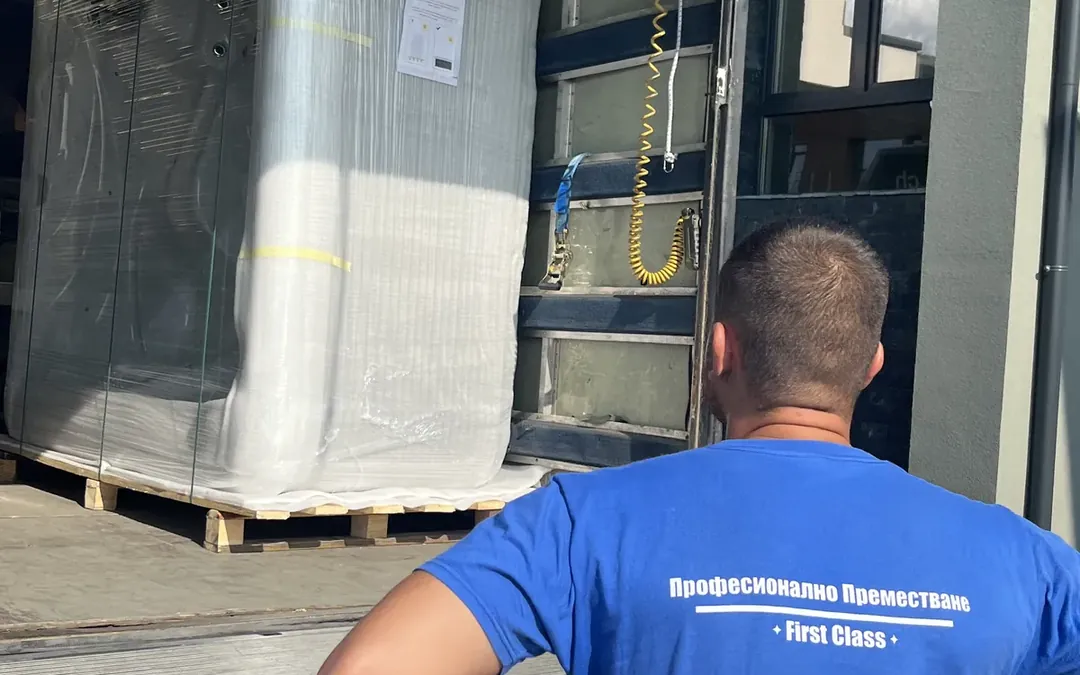 Увита във фолио мебел, готова за товарене в камиона